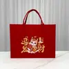 Bolsa de Fieltro Festival del Año del Cordero Bolsa Tote Personalizada Bolsa de Compras Regalo para Reunión Anual Bolsa de Fieltro Roja Suministro Exclusivo Transfronterizo