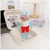 La ropa de los residentes de Bikini Bottom incluye peces geniales, peces flácidos, peces que se extienden planos, colgantes, llaveros, accesorios, monos y pantalones.