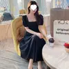 Elegante vestido vintage estilo Hepburn, adelgazante y favorecedor, con cintura entallada, escote cuadrado y mangas abullonadas, perfecto para el verano, en negro