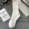 Calcetines de media pantorrilla para hombre para primavera y otoño, transpirables, absorbentes de sudor, antibacterianos, resistentes al olor, calcetines deportivos largos para jóvenes, calcetines de color liso