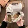 Chinelos femininos estilo Birkenstock com plataforma de bolinhas e sola grossa, para usar ao ar livre, novo modelo slip-on moderno 2026, bico fechado, meio chinelo