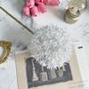 [Material de flor blanca] Arreglo floral de hortensia, rosa, flor de pasto escarchado con decoración de material de hoja de niebla de techo de pasto, flor de simulación para boda