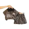 2026 Nuevo Estilo Niños Estampado de Leopardo Cuello Solapa Manga Corta Moda Infantil Estampado de Letras Conjunto de Dos Piezas Verano Venta al por Mayor