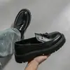 Zapatos de cuero retro transfronterizos sin cordones, suela gruesa, que aumentan la altura, puntera grande, zapatos de vestir casual de negocios, mocasines con borlas de talla grande para hombre