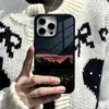 Funda de cristal para teléfono con paisaje de atardecer en la ciudad y montañas al por mayor iPhone16/18promax borde negro cobertura completa funda rígida