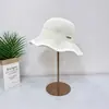 2026 Novo Estilo Chapéu Balde de Tricô Vazado com Rede e Emblema Metálico para Mulheres Verão Fresco Respirável Aba Levemente Curvada Estilo Simples Prático