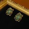 Pendientes de Nicho con Incrustaciones de Múltiples Garras, Diseño de Piedra Natural Verde y Baño de Bronce Antiguo Estilo Occidental con Oro Vintage de 18 Quilates