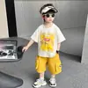 Conjunto de Verão Masculino Manga Curta 2026 Novo Estilo Crianças Bonitas Camiseta Shorts de Trabalho Conjunto de Duas Peças para Bebês Meninos Verão t