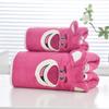 Novo Conjunto de Toalhas com Borda Bordada de Urso Morango, Incluindo Toalha de Urso com Orelhas, Toalha de Banho, Toalha de Rosto, Macio Fleece Coral