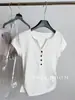 Camiseta de Manga Curta com Meio Botão Estilo Puro Desejo Verão 2026, com Mangas Bufantes, Corte Justo, Versátil e na Moda