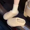 Chinelos de enfiar com bico redondo e tira no peito do pé em lã de cordeiro 2026 chinelos quentes de enfiar com sola grossa de pelúcia para mulheres em preto para outono e inverno
