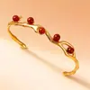Pulsera de Acero Inoxidable en Nuevo Estilo Chino con Diseño Hueco de Rama Retro, Chapada en Oro de 18 Quilates, Ágata Roja Natural, Calcedonia Verde y Perlas