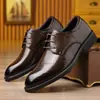 Zapatos casuales de negocios transfronterizos primavera/otoño 2026 versátiles suela suave zapatos de cuero para hombre patrón repujado zapatos de trabajo para papás de mediana edad