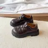 Sandálias de Verão Envoltas na Cabeça para Crianças 2026 Novo Estilo Sapatos de Princesa Estilosos para Meninas Sola Macia Antiderrapante Vazados Sapatos de Praia para Bebê