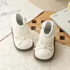 Primeiros Sapatinhos de Caminhada para Bebê Menina Coleção Primavera e Outono 2026 Sapatos Doces de Princesa com Laço de Renda Botas Curtas de Couro Macio para Bebês