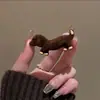 Presilha de Cabelo Fofa de Dachshund Marrom para Cães Filhotes para Mulheres, Presilha Lateral Fofa e Divertida, Acessório de Cabelo de Presilha de Franja de Alta Qualidade