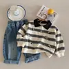Moletom Polo Infantil 2026 Primavera/Outono Novo Estilo Meninos Listrado Desenho Animado Gola Polo Manga Longa Versátil Bordado Bebê Tendência