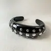 Pulseras de resina con remaches estilo punk transfronterizas europeas y americanas, con un diseño abierto único en forma de C y adornos redondos, disponibles para venta al por mayor