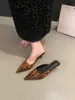 Mules elegantes estilo francês com estampa de leopardo e salto baixo para mulheres, adequadas para uso externo, novidade outono 2024, bico fino, salto alto