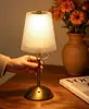 Nueva lámpara de mesa de lujo cruzada con lazo para decoración de dormitorio y sala de estar, lámpara de escritorio recargable, lámpara de mesa ambiental al por mayor