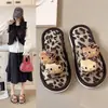 Pantuflas de lino para cuatro estaciones con estampado de leopardo y caricatura de Hello Kitty, sandalias planas antideslizantes para el hogar, suela gruesa, ultra suaves, de punta abierta