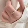 Anillo con Lazo y Perla 'Besos de Canario' de [Diseñador] París - Nicho, Versátil, Moderno, Joyería de Alta Gama