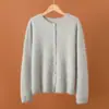 Novo Cardigan de Malha Gola Redonda em Lã Cashmere Fio Grão Dourado Outono/Inverno 2026 com Botões de Pérola, Suéter de Lã Escovada Manga Longa