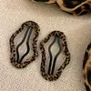 Presilha de Cabelo Leopard Print Doce e Fresca Estilo Coreano para Meninas Descoladas, Novo Acessório de Cabelo Versátil de Presilha Lateral e Franja para o Início do Outono de 2024