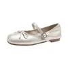 Sapatos rasos femininos prateados com laço estilo francês, novo modelo 2026, sapatos Mary Jane de tira plissada para combinar com vestidos