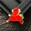Broche de Caballo del Zodiaco de Cristal Incrustado de Perlas, Lujo Ligero y Sensación de Alta Gama, Pin de Accesorio Animal para el Año del Caballo, Joyería Simple y a la Moda