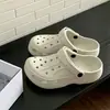 Cómodos y ligeros, estos zapatos perforados con soporte para el arco son adecuados para el uso a largo plazo sin fatiga.. Son elegantes, de color sólido y adecuados tanto para hombres como para mujeres.. Son una opción de moda para parejas y son perfectos para la ropa de playa de verano