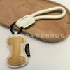 Venta al por mayor transfronteriza de llaveros japoneses y coreanos con letras en inglés, dijes para bolso de cuero dopamina, pequeños accesorios y regalos
