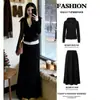 Roupas estilo coreano: um look sofisticado e elegante para a mulher moderna. Um conjunto completo de outono para mulheres, apresentando um moletom esportivo preto, jaqueta e saia.