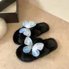 Pantuflas esponjosas de mariposa para mujer, diseño único estilo coreano, pantuflas de algodón modernas y cómodas, cálidas, nuevo modelo versátil 2026