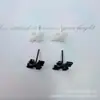Los pendientes de cruz de cerámica de zirconia son pequeños, exquisitos y libres de metales pesados, adecuados para perforaciones y cuidado de los oídos