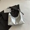 Bolsa tote para o dia a dia 2026 nova coleção de outono, bolsa de mão de grande capacidade para o trabalho, bolsa de ombro feminina de couro macio e descontraída, estilo sob o braço
