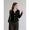 Camiseta blanca de manga larga con cuello semiabierto, extremadamente elegante para mujer, nuevo modelo principios de otoño 2026, diseño ajustado, adecuada para usar en capas