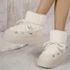 Botas de nieve cálidas de suela gruesa para mujeres a la moda, nuevo estilo invierno 2026, zapatos cortos de algodón peludos para uso exterior, botas peludas antideslizantes al por mayor