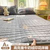2026 Nuevo Otoño Invierno Engrosado Leche Polar Estampado Protector de Cama Colchón Otoño Invierno Cálido Protector de Cama Hogar Protector de Cama Tres