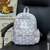 Mochila estilo universitario con estampado de cielo estrellado gris claro, discreta y duradera, adecuada para estudiantes para clases diarias y viajes de vacaciones.