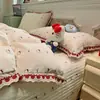 Juego de ropa de cama de cuatro piezas de gasa doble, fresco y sencillo, popular en línea, funda de edredón de encaje de algodón puro, falda de cama, colcha jacquard teñida en hilo, estilo sábana ajustable