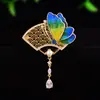 Estética Oriental Estilo Nacional Terciopelo Flor Mariposa Abanico Broche Borla de Perla de Agua Dulce Broche Dinámico y Vivo Pin Regalo