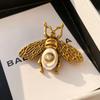 Broche de perla de abeja vintage de la época medieval para mujer, broche de alta gama con nicho, accesorios de joyería de estilo cortesano vintage.