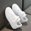 Tênis Casuais de Lona Baixo para Crianças 2025 Novo Estilo Primavera e Outono Solado Macio Antiderrapante para Crianças Médias e Grandes Sapatos Esportivos Casuais Sapatos Brancos Pequenos para Estudantes