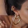 Pendientes de aro de círculo mínimo de viento transfronterizos Europa y Estados Unidos para mujer pendientes de aro de acero de titanio con recubrimiento de vacío pendientes de acero inoxidable