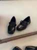 Sapatos Baixos Mary Jane de Couro Macio com Tira Cruzada 2026 Femininos Estilo Francês Simples Bico Quadrado Elegante Casual Versátil