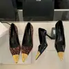 Sapatos Femininos Elegantes de Salto Alto Estilo Novo para o Início da Primavera com Biqueira de Metal Dourado, Bico Quadrado da Moda, Salto Fino e Decote Baixo