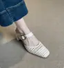 Primeiro Encontro: Sandálias fechadas estilo francês para mulheres, com salto grosso, design que aumenta a altura e um estilo de verão retrô com detalhes trançados