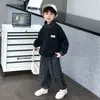 Conjunto de Roupa de Outono Tendência Cool para Meninos 2026 Novo Estilo Bonito Estampa de Leopardo Moletom com Gola Alta e Calça Infantil Conjunto de Duas Peças Roupa Casual