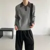 Nova coleção outono e inverno: Suéter gola polo color-block retrô, estilo old-money, para homens, exalando uma vibe sofisticada e descontraída; suéter de tricô feminino com gola virada